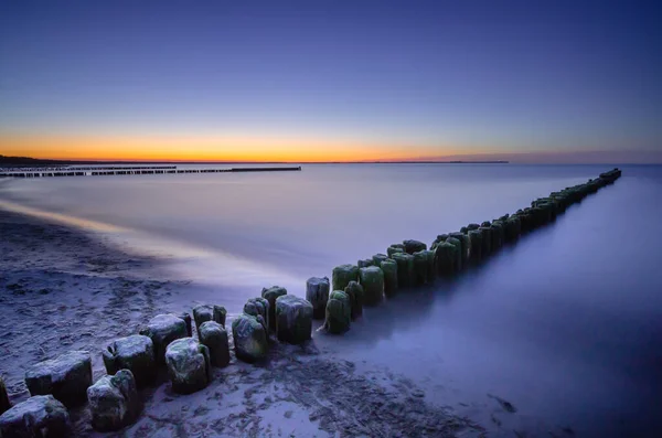 Una Hermosa Vista Pintoresca Puesta Sol Sobre Mar Piedras Alineadas —  Fotos de Stock