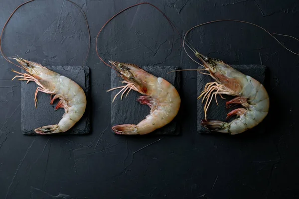 Top View Three Raw Shrimps Black Wooden Board — Stock Photo, Image