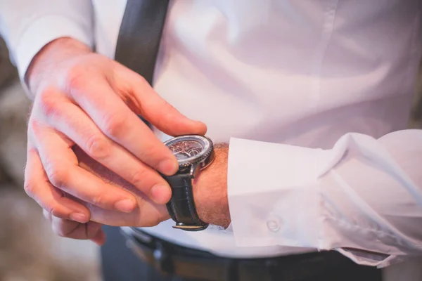 Novio Con Traje Boda Arreglando Reloj — Foto de Stock