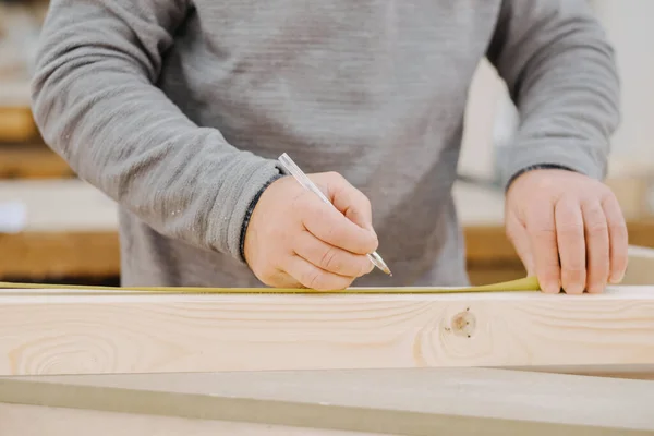 Close Carpinteiro Medindo Escrevendo Pedaço Madeira Compensada — Fotografia de Stock