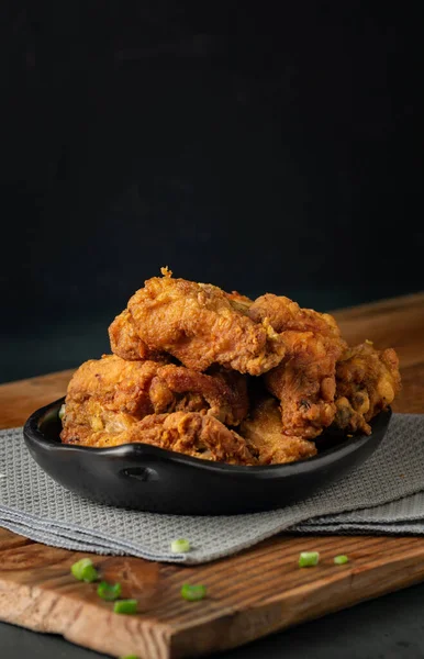 Vertical Shot Plate Delicious Crispy Fried Chicken Wooden Table — 스톡 사진