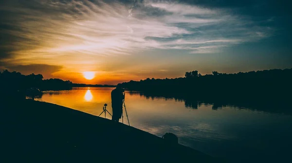 Μια Σιλουέτα Ενός Άντρα Που Τραβούσε Φωτογραφίες Του Όμορφου Ηλιοβασιλέματος — Φωτογραφία Αρχείου