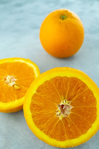 Una Toma Vertical Deliciosas Naranjas Maduras Sobre Mesa Con Fondo — Foto de Stock
