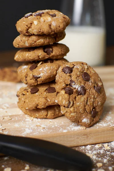 Primer Plano Galletas Chispas Chocolate Recién Horneadas Tablero Madera — Foto de Stock