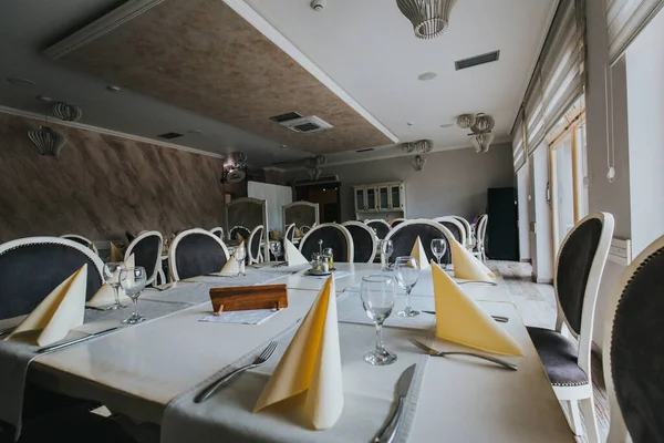 Primer Plano Las Mesas Preparadas Para Cena Restaurante Moderno — Foto de Stock