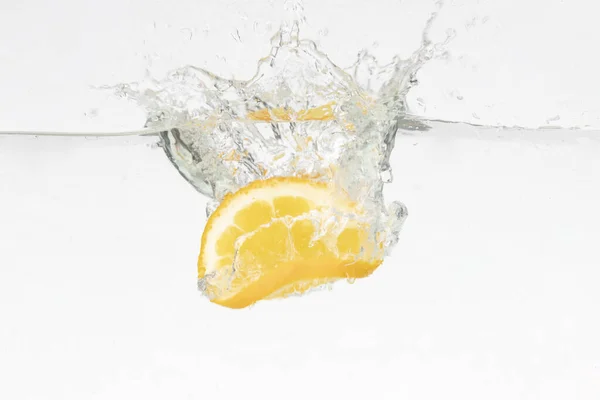 Кусок Апельсина Брызгает Воду Белом Фоне — стоковое фото