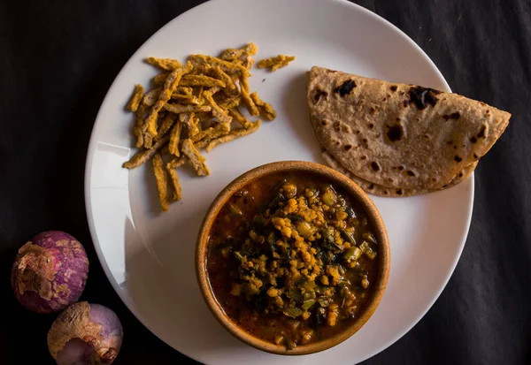 Uma Vista Superior Sopa Lentilha Vegetariana Indiana Servida Com Pão — Fotografia de Stock