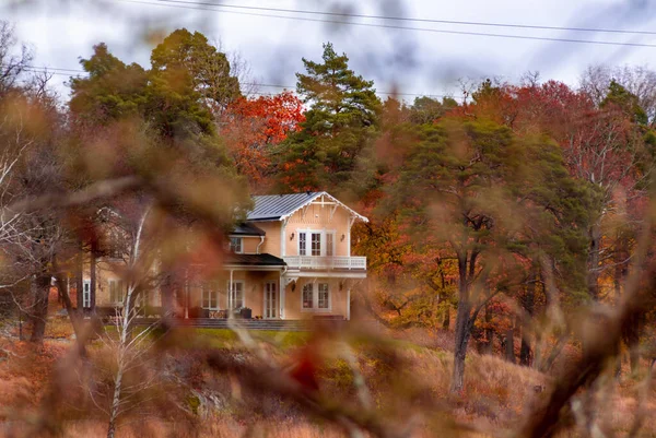 Una Vista Una Casa Bosque Rodeado Árboles Cubiertos Hojas Colores —  Fotos de Stock