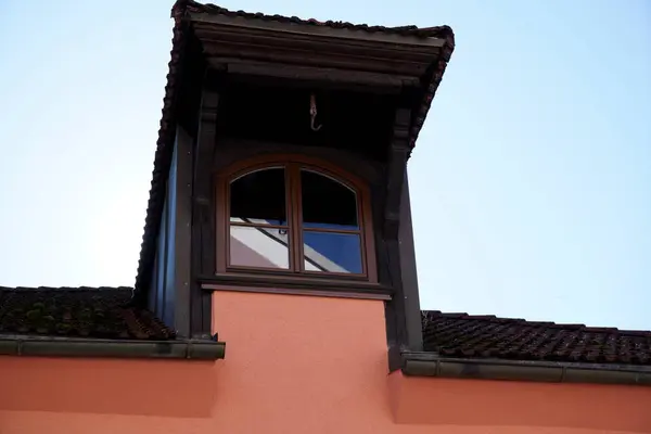 Ein Niedriger Winkel Eines Fensters Eines Hauses Mit Orangefarbenen Wänden — Stockfoto