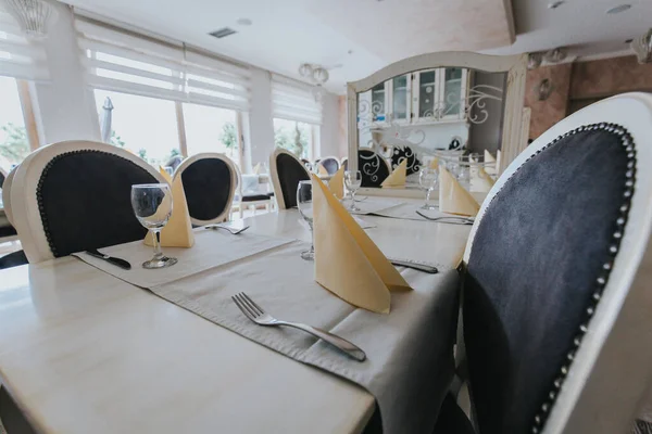 Mesas Restaurante Cadeiras Com Artigos Vidro Guardanapos — Fotografia de Stock