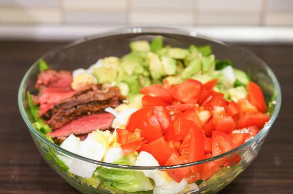 Gros Plan Salade Légumes Frais Avec Steak Dans Bol Verre — Photo