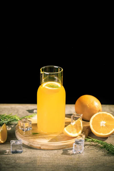 オレンジジュース付きのグラスボトルの垂直ショット — ストック写真
