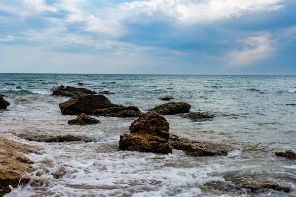 Μια Όμορφη Βολή Των Κυμάτων Μια Αμμώδη Παραλία — Φωτογραφία Αρχείου