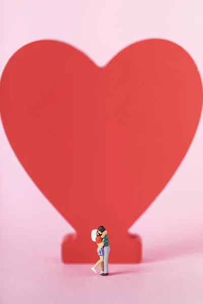 Крупним Планом Знімок Пари Фігурок Стоять Перед Великим Червоним Серцем — стокове фото