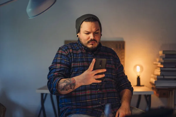 Retrato Cerca Hombre Serio Tatuado Con Sombrero Tomando Fotos Algo — Foto de Stock