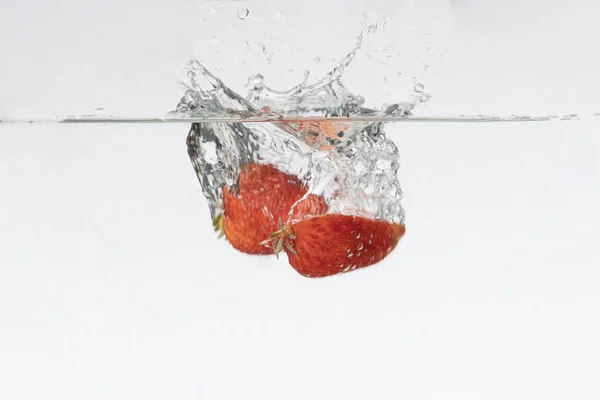 Primer Plano Fresas Frescas Salpicando Agua —  Fotos de Stock