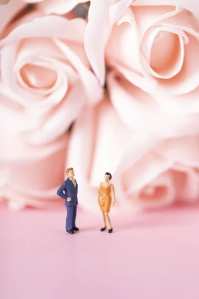 Plano Vertical Figuritas Mujer Hombre Sobre Fondo Rosa — Foto de Stock