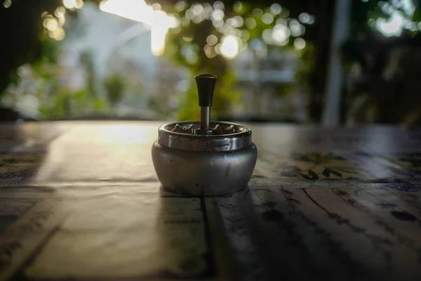 Primer Plano Viejo Cenicero Metal Sobre Una Mesa Con Fondo — Foto de Stock