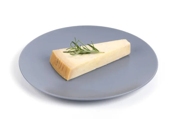 Een Close Van Een Stukje Parmezaanse Kaas Met Rozemarijn Geïsoleerd — Stockfoto