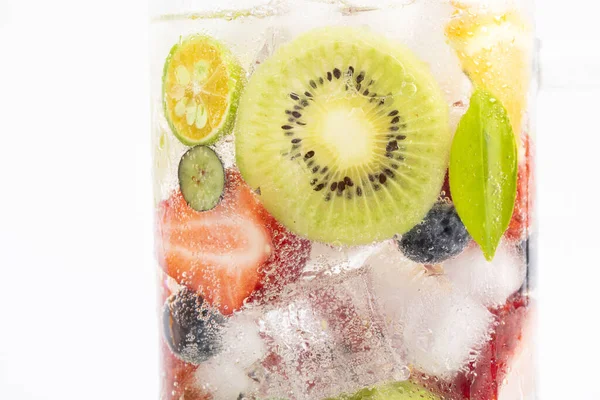 Nahaufnahme Eines Erfrischenden Getränks Mit Zitrusfrüchten Und Eiswürfeln — Stockfoto