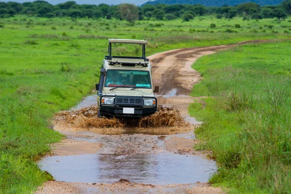 Detailní Záběr Turistické Auto Kráteru Ngorongoro Tanzanii — Stock fotografie