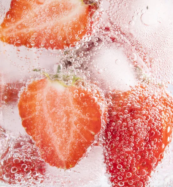 Gros Plan Tranches Fraise Dans Verre Boisson Froide — Photo