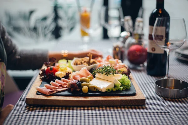 Enfoque Selectivo Deliciosa Bandeja Carne Queso Con Vino — Foto de Stock