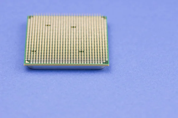 Tiro Foco Seletivo Microprocessador Isolado Uma Superfície Azul — Fotografia de Stock