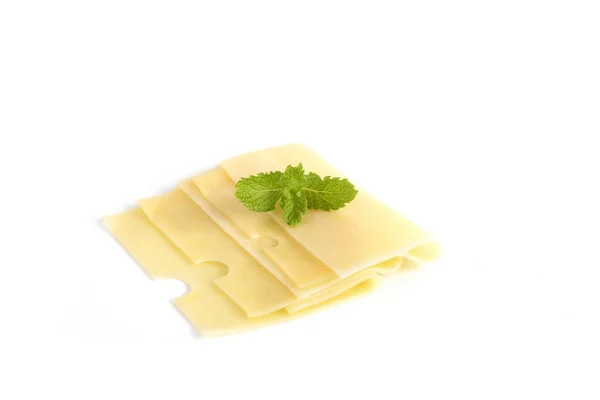 Eine Nahaufnahme Von Schweizer Käsescheiben Mit Minze Auf Weißem Hintergrund — Stockfoto