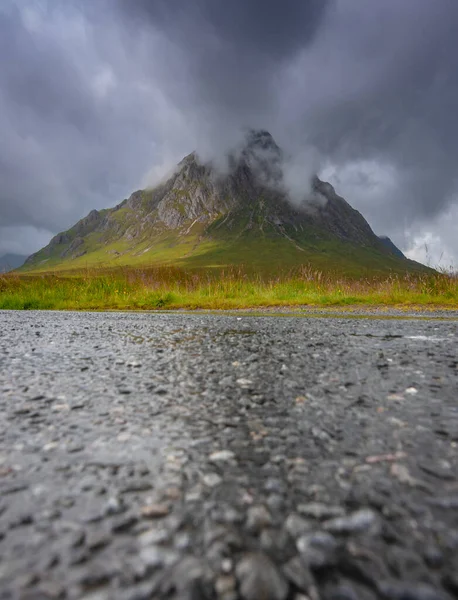 霧に覆われたスコットランド高地のBuachaille Etive Begの景色 — ストック写真