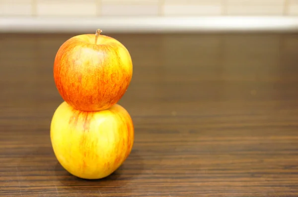 Eine Selektive Nahaufnahme Eines Stapels Von Zwei Äpfeln Auf Einem — Stockfoto