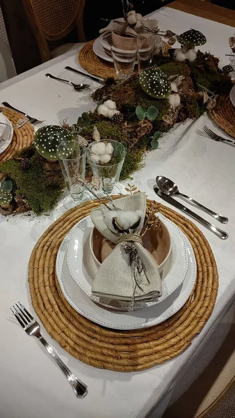 Μια Κάθετη Λήψη Των Χριστουγεννιάτικων Πιάτων Στο Τραπέζι — Φωτογραφία Αρχείου
