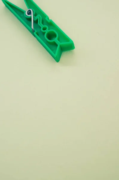 Вертикальний Знімок Зеленого Пластикового Прищіпки Ізольований Світлому Фоні — стокове фото