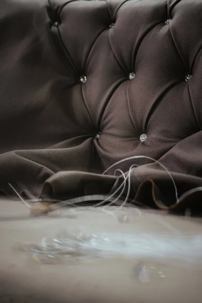 Eine Vertikale Aufnahme Einer Halb Genähten Schwarzen Strukturierten Couch — Stockfoto
