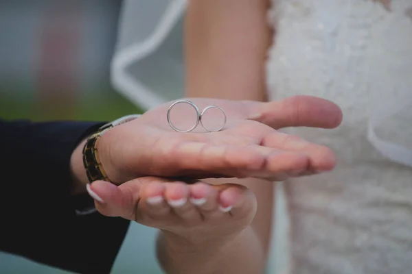 Detailní Záběr Ženicha Držícího Snubní Prsteny Dlani Jeho Ruky Nad — Stock fotografie