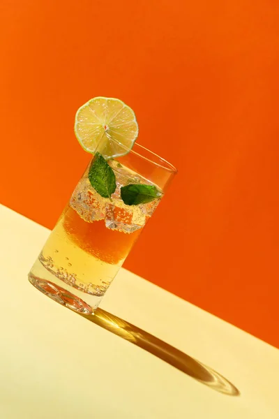 Μια Κάθετη Δόση Από Ένα Ποτήρι Νόστιμη Παγωμένη Λεμονάδα Μέντα — Φωτογραφία Αρχείου