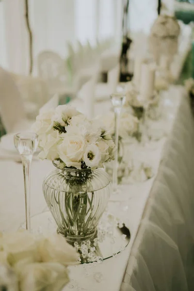 Een Verticaal Shot Van Mooie Boeketten Bloemen Geplaatst Een Witte — Stockfoto