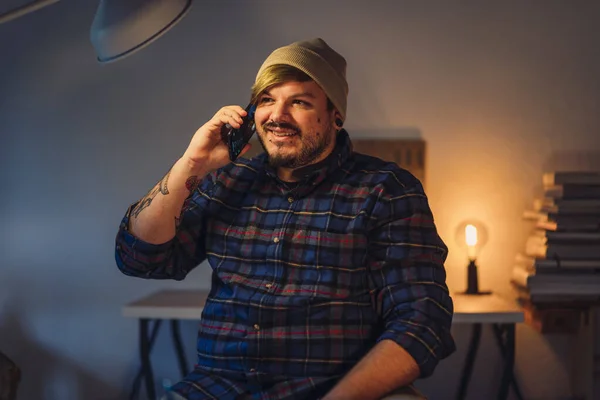 Retrato Cerca Hombre Feliz Sonriente Hablando Por Teléfono Mientras Está — Foto de Stock