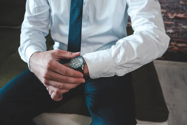 Widok Bliska Mężczyzny Ubranego Profesjonalny Strój Naprawiającego Zegarek Siedzący — Zdjęcie stockowe