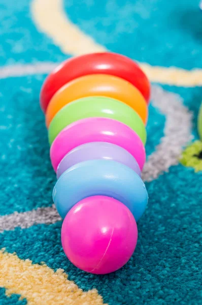 Tiro Vertical Brinquedo Empilhamento Plástico Com Anéis Tapete — Fotografia de Stock