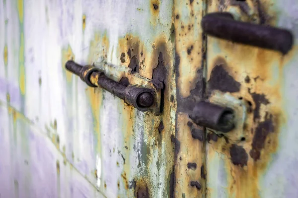 Primer Plano Una Vieja Puerta Envejecida Con Una Cerradura Oxidada — Foto de Stock