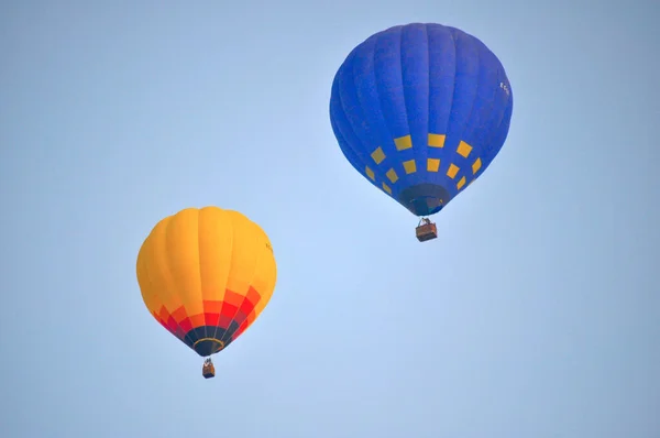 Egy Gyönyörű Felvétel Két Hőlégballonról Felé — Stock Fotó