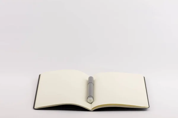 Nahaufnahme Eines Offenen Leeren Buches Mit Textmarker Auf Weißem Hintergrund — Stockfoto