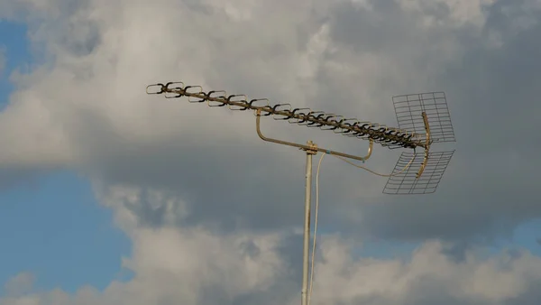 Low Angle Shot Antenna Gloomy Cloudy Sky — Stock Photo, Image