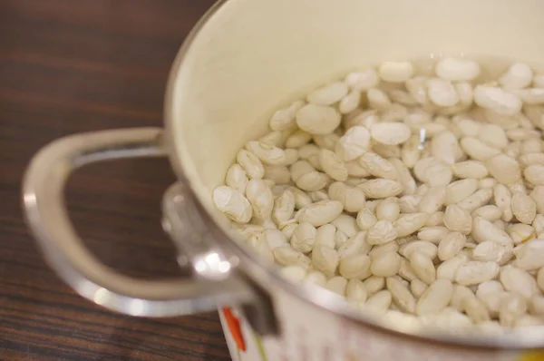 Primer Plano Frijoles Blancos Con Agua Una Cazuela — Foto de Stock