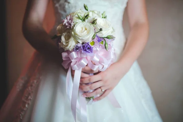 Вид Невесты Держащей Свадебный Букет Рядом Своим Красивым Платьем — стоковое фото