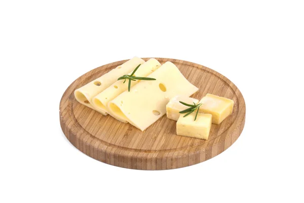 Eine Nahaufnahme Von Schweizer Käsescheiben Und Würfeln Mit Rosmarin Auf — Stockfoto