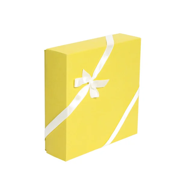 一个黄色礼品盒 有一条白色背景的缎带 — 图库照片