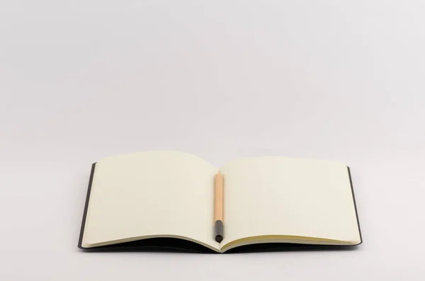 Egy Közelkép Egy Nyitott Üres Könyvről Ceruzával Fehér Háttéren — Stock Fotó