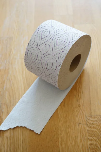 Plan Vertical Papier Toilette Sur Sol Stratifié — Photo